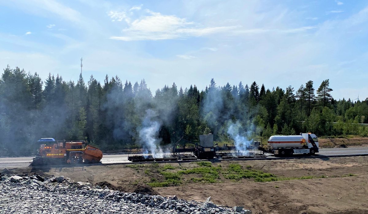 KeijoHeikkila's tweet photo. Vt4 Simon kohdan hankkeilla alkaa loppusuora häämöttää. Päällystystyöt on jo menossa ja viimeisiä betonivaluja tehdään. Elokuun puolivälissä kaikki väylät saadaan liikenteen käyttöön. @vayla @Lapin_ELY #simonkunta #grk #asfalttikallio @welado https://t.co/Xz3IQlv2LD