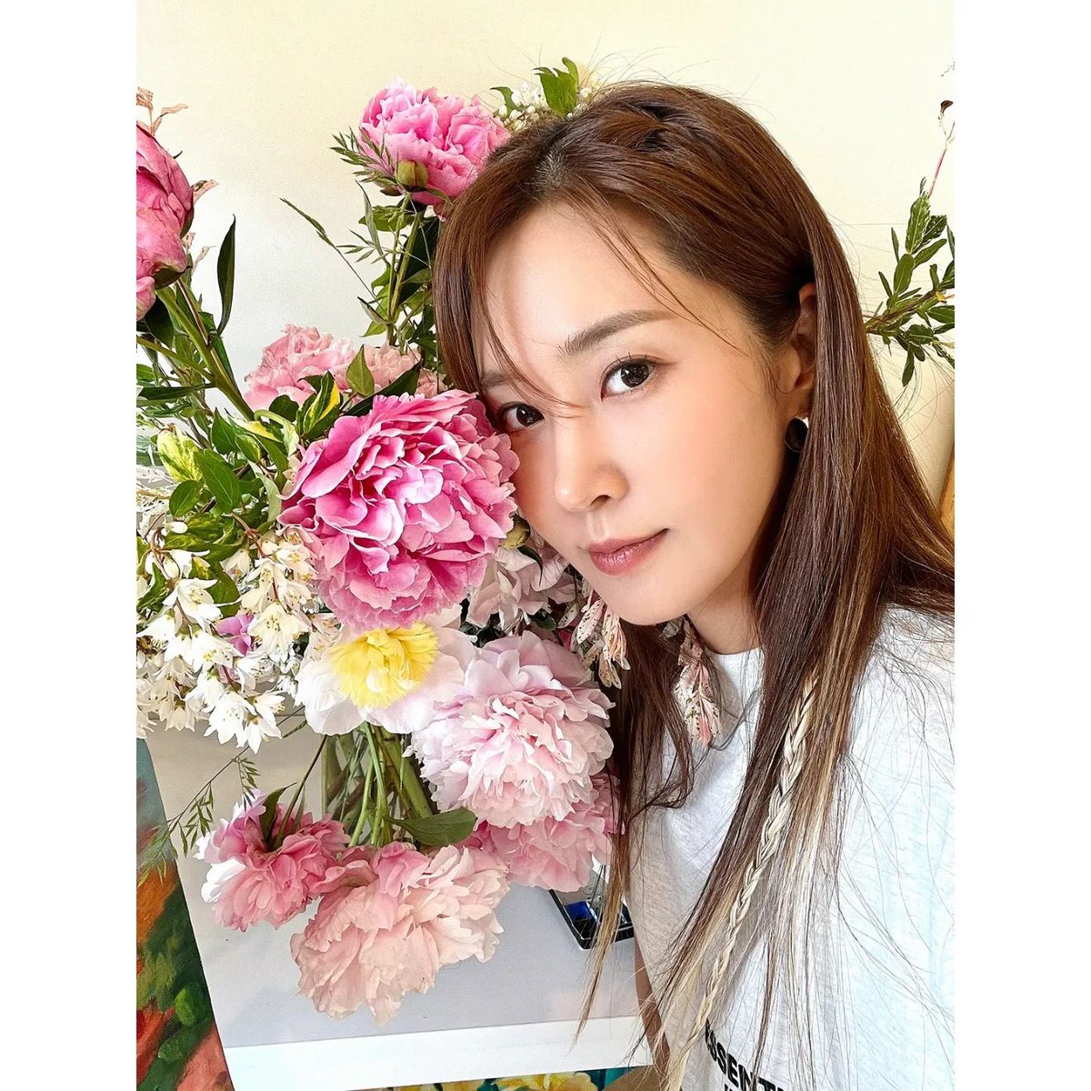 SNSD_0805's tweet image. [INSTAGRAM] kwonyuri_official:

오늘 올라온 유리 포스트 잘 보고 계신가요?🥰

이 꽃 영어로 뭐라 하더라…?🧐 
아 맞다 KWON YURI💖 
꽃 옆에 꽃이 있는 유리 셀카 조금 더 놓고 가율😉

#권유리 #KWONYURI #kwonyuri_official 
#율스타그램 #유리한TV

instagram.com/p/CuD8-nRRJDZ/