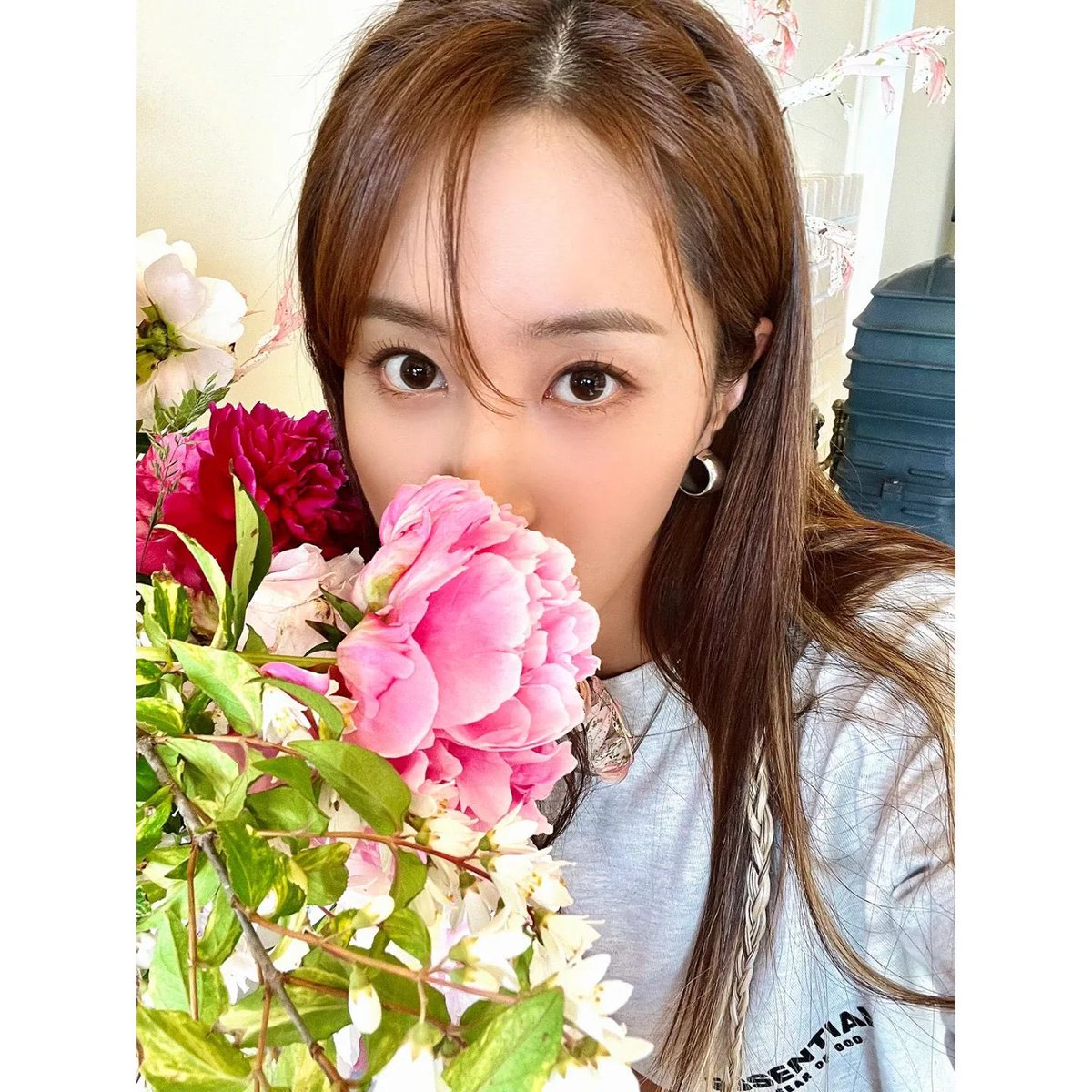 SNSD_0805's tweet image. [INSTAGRAM] kwonyuri_official:

오늘 올라온 유리 포스트 잘 보고 계신가요?🥰

이 꽃 영어로 뭐라 하더라…?🧐 
아 맞다 KWON YURI💖 
꽃 옆에 꽃이 있는 유리 셀카 조금 더 놓고 가율😉

#권유리 #KWONYURI #kwonyuri_official 
#율스타그램 #유리한TV

instagram.com/p/CuD8-nRRJDZ/