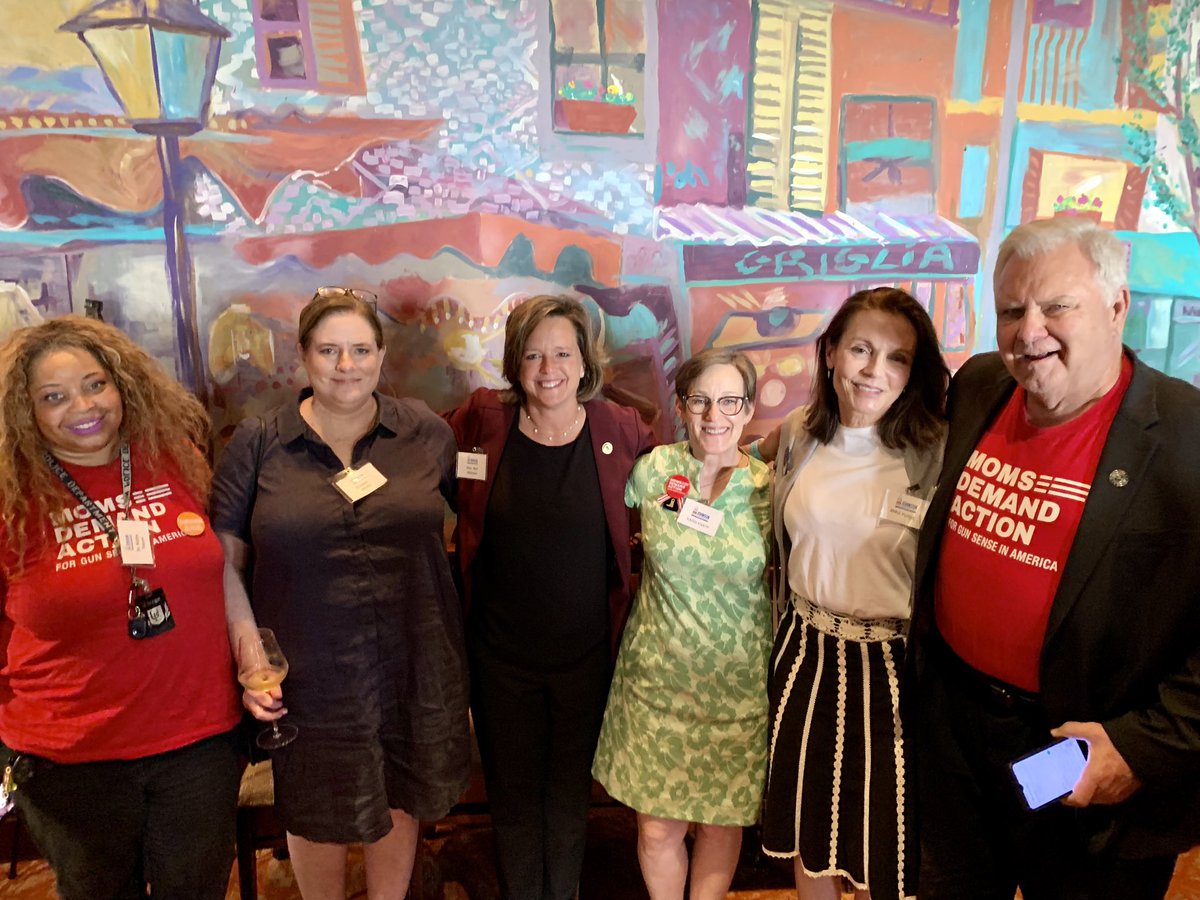 Houston @MomsDemand volunteers have been with @VoteAnnJohnson since the earliest days of her first campaign. She’s a #GunSense champion & we couldn’t be more proud of her work in the #txlege to #EndGunViolence.
#KeepGoing Ann! 
#MomsAreEverywhere