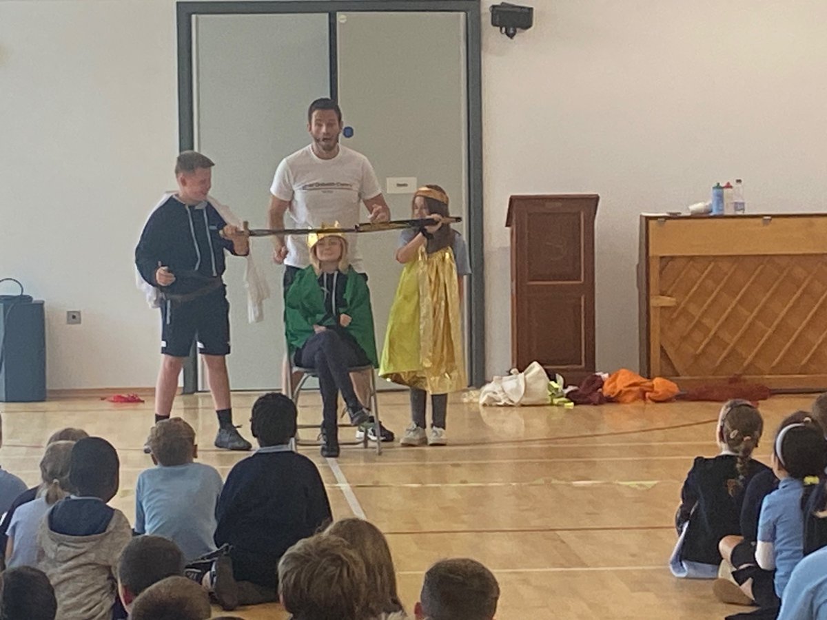 ysgolygarnedd's tweet photo. Bore llawn hwyl yn dysgu am yr Eisteddfod Genedlaethol. Diolch Tudur Phillips @Twudur. https://t.co/U63411yHHu
