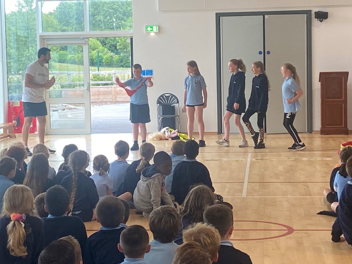 ysgolygarnedd's tweet photo. Bore llawn hwyl yn dysgu am yr Eisteddfod Genedlaethol. Diolch Tudur Phillips @Twudur. https://t.co/U63411yHHu