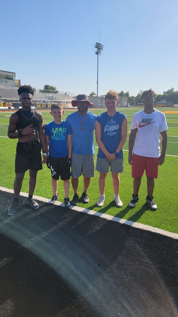 We had a QBi speed session this evening with this group of hard working young men on this hot day. Today's focus was too speed mechanics. 

@QBimpact
@CoachManella
@SkillzEvolutio2
#qbimpactacademy #speedwork