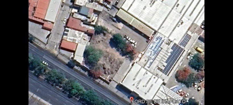 Humbertgutier's tweet photo. Ciudadanos de Irapuato reportan tala de árboles en remodelación de la Agencia Ford de @irapuatogob. 

Nos han compartido algunas imágenes para #Conspirando desde el satélite porque el ecocidio en este municipio se está ocultando con lonas. 

Aquí podrán ver las imágenes. La alcaldesa @LorenaAlfaroG debe tomar nota y verificar este hecho, así como también hacer un informe si es que los responsables de esta tala han violado la ley. 

Sino lo hace se convertirá en cómplice de esta tala.