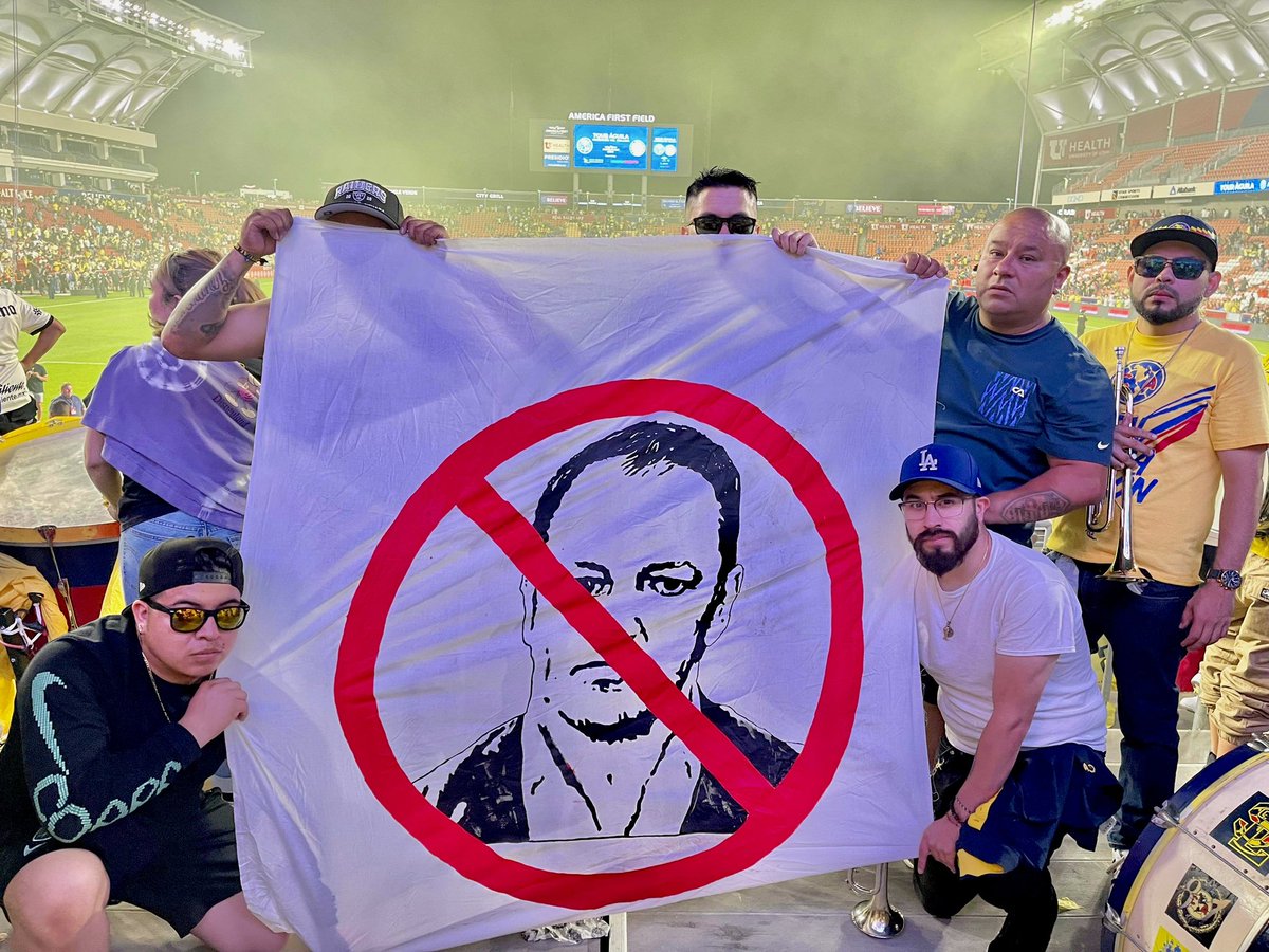 Veo que la cuenta oficial una vez más no va felicitar al presi por su cumple

Así que me voy a tomar la molestia, feliz cumpleaños al directivo más inútil de la historia del <a href="/ClubAmerica/">Club América</a>, ojalá sigas cumpliendo muchísimos más pero FUERA y lo mas lejos posible del equipo.

<a href="/Sbanos/">Santiago Baños Reynaud</a>