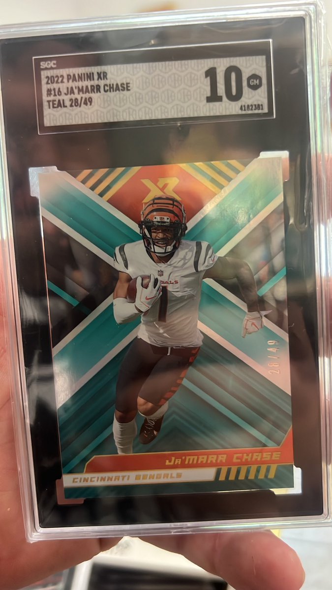 First two out of 50 second two out of 49!! Check out these cards!! All four added up and only 198 exist!! <a href="/CardPurchaser/">Card Purchaser</a> @HiveCards @HiveRetweets