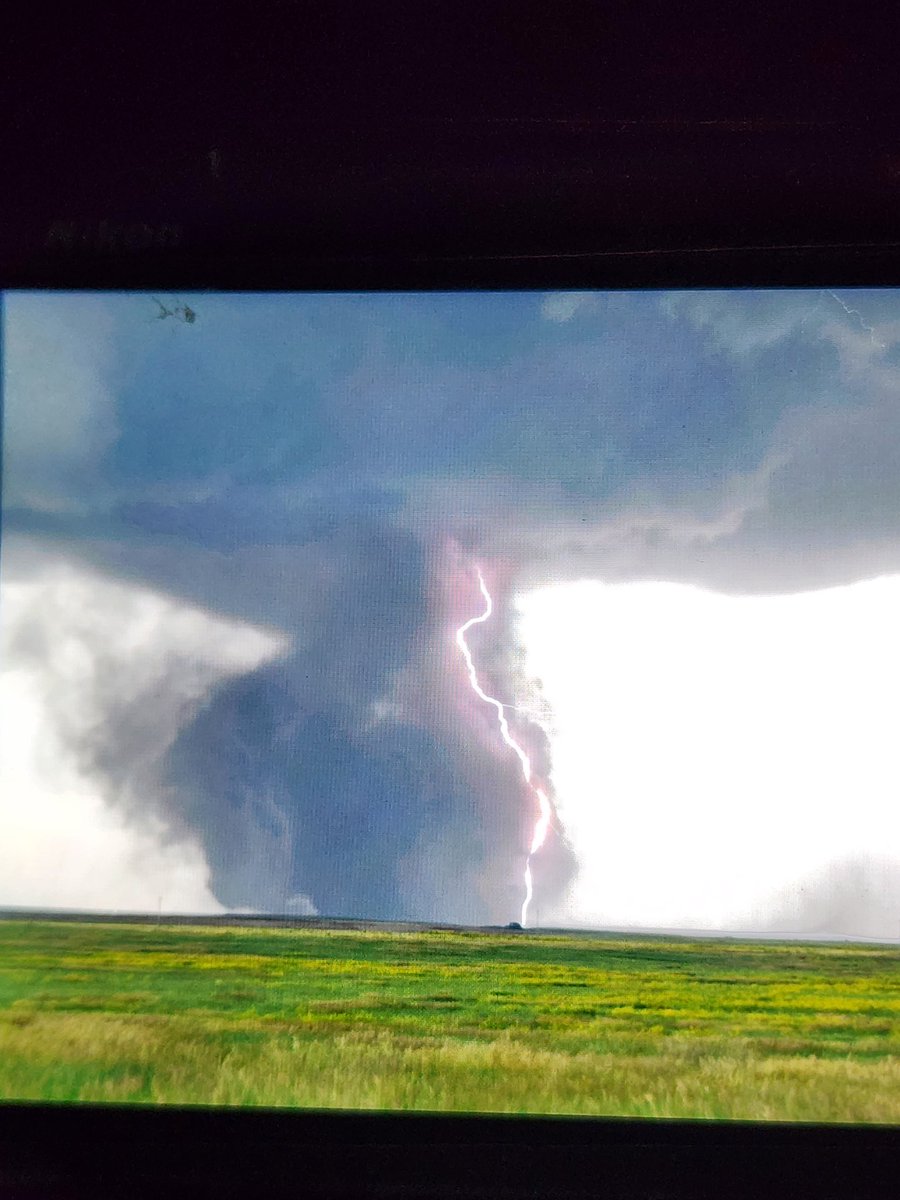 LIFETIME SHOTTTTT!!
Omfg!!!

Tornado/lightning magic!
#newx #cowx #StormHour #wxtwitter