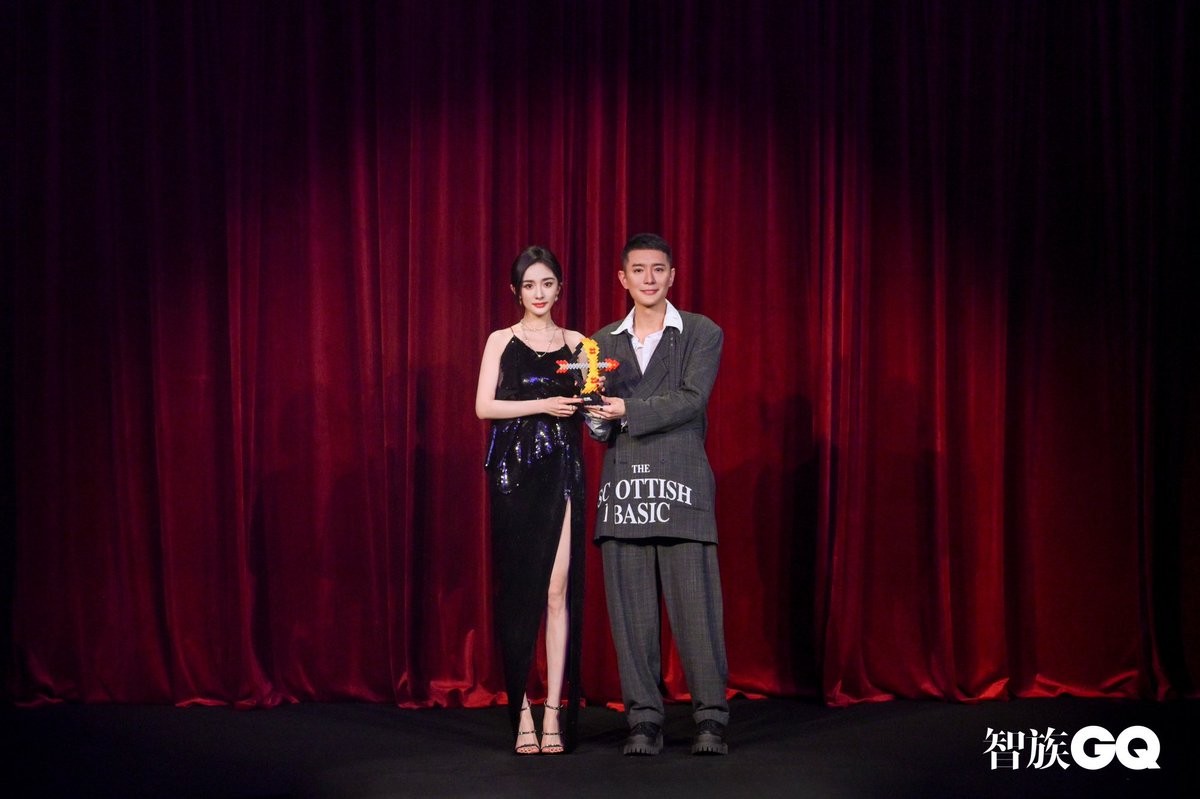 เธอเป็นผู้ชนะรางวัล GQ Creative Pioneer Award - นักแสดงหญิง #หยางมี่ บรรณาธิการบริหารของ智族GQ RoccoLiu刘冲 มอบรางวัลให้เธอ

3/3

🔗 weibo.com/1667999147/491…

#YangMi #杨幂