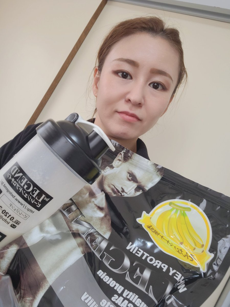 821oikawa's tweet image. そんなバナナ🍌

鬼リピ味が、これとソフトクリーム味🍦

さっ、今日もプロテイン摂って練習がんばにー！！

#beLEGEND
#ビーレジェンド