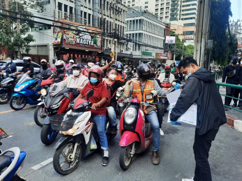 skymednewgen's tweet photo. Golden Time เดินหน้าแจก แมส-จตุคาม-อาหารให้ผู้ชุมนุม Car Mob เจ้าหน้าที่รัฐ และ สื่อมวลชน #SkyMed #SkyCrop #SkyHerb #SkyTime #SkyMedPremium #เมืองเศรษฐกิจพอเพียง #SufficiencyEconomyCity #SkyBoon #สกายบุญ #SkyMedNewGen #คัมภีร์ #คัมภีรญาณนนท์ #สภาประชาชน https://t.co/IfagGFEDuY