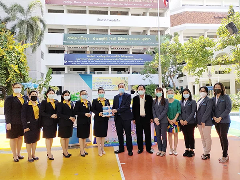 skymednewgen's tweet photo. เมืองเศรษฐกิจพอเพียง มอบหน้ากากอนามัย แก่หน่วยงาน-โรงเรียนที่ได้รับผลกระทบจากโควิด-19 หวังช่วยเหลือผู้ที่ขาดแคลนแมส #SkyMed #SkyCrop #SkyHerb #SkyTime #SkyMedPremium #เมืองเศรษฐกิจพอเพียง #SufficiencyEconomyCity #SkyBoon #สกายบุญ #SkyMedNewGen #คัมภีร์ #คัมภีรญาณนนท์ #สภาประชาชน https://t.co/GOw1Zp1kTZ
