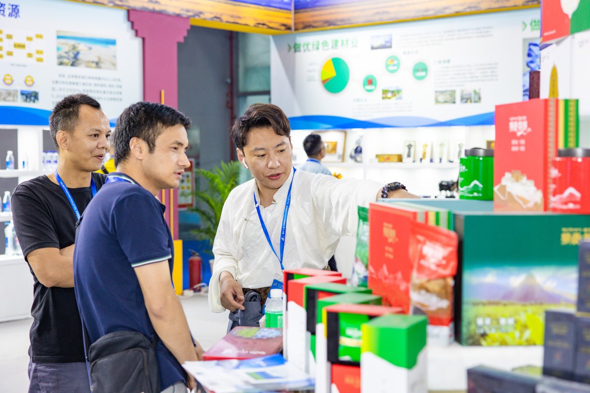 iGuangdong's tweet photo. Co-hosted with Vietnam and @UNIDO, the 18th China International Small and Medium Enterprises Fair and the 2nd SME International Cooperation Summit opened in #Guangzhou on June 27. More than 2,000 domestic and foreign companies are participating in the fair. #CISMEF #OnInGD @UN https://t.co/x2oh50Dc3C