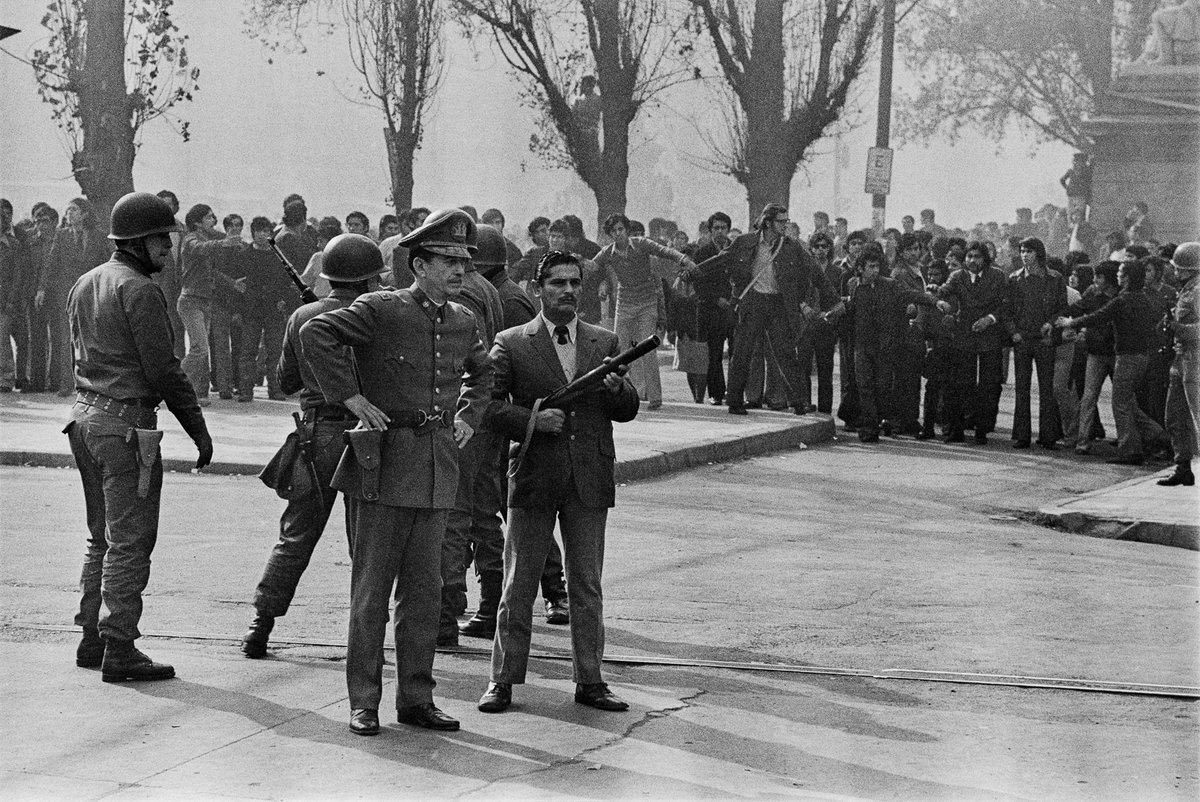 ChasGerretsen's tweet photo. Estimado @memoriaencolor cuando usas mis imágenes con derechos de autor del General Pickering y el horroroso día del Tancazo para promocionarte, no crees que sería más útil promocionar mi fotolibro Chile: The Photo Archive 1973-1974, que tiene todas estas dos fotos y mucho más. https://t.co/DI5TB7DYVd
