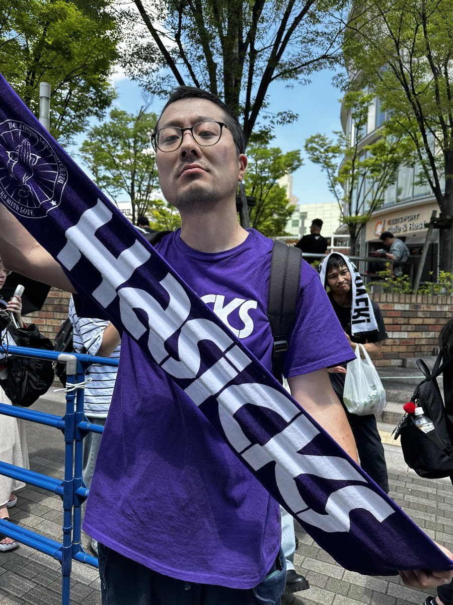 84Uhouho's tweet photo. 物販すごい列だ。配る時間もなさそうなので、
ステッカー渡すので見かけたら気軽に声かけてください。エンジョイ！ https://t.co/0hK0TkPNOH
