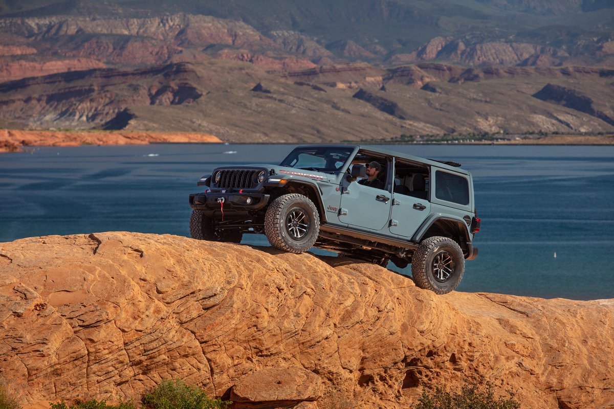 Flyin18T's tweet image. #Offroad #PlugInHybrids Review: 2024 Jeep Wrangler tows more, recovers better dlvr.it/SrP805