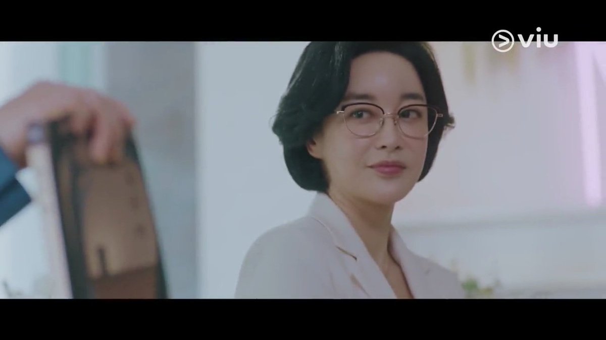 __Kateixe's tweet photo. Ig Ko Mi-sook jakka is the killer. She's that girl who made the others sniff glue. She strted killing in '87 and that's how her 1st book was written. She was probably jealous of Soon-ae and found a way to ruin her through her daughter
#MyPerfectStranger
#MyPerfectStrangerEp1 https://t.co/ouH1J35372