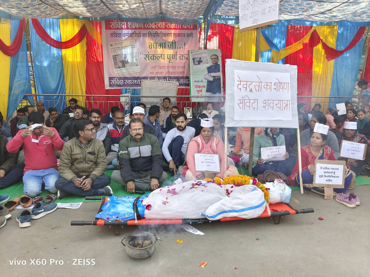 PratigyaDr's tweet photo. #NHM_संविदा_से_सौतेला_व्यवहार_क्यों?? 90% नीति न मिलने पर देवदुतो का आज भी शोषण 🙏🏻 पूछती हे #शिवराज_की_लाड़ली एनएचएम संविदा स्वास्थ्य कर्मचारी बहने??@NHM_MP संविदा स्वास्थ्य कर्मचारी अनेक जानलेवा बीमारियों से लोगों के रक्षा करने का कार्य कर रहे 
@narendramodi @ChouhanShivraj https://t.co/ho1znhZnGf