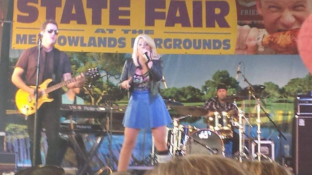 PizzaIsLife228's tweet image. @Lauren_Alaina On this day 8 years ago, I saw @laurenalaina perfom on stage at the @njstatefair.  She did a stellar job even with a boot on her foot. It was a fun day! @americanidol #laurenalaina #njstatefair #countrymusic @cma