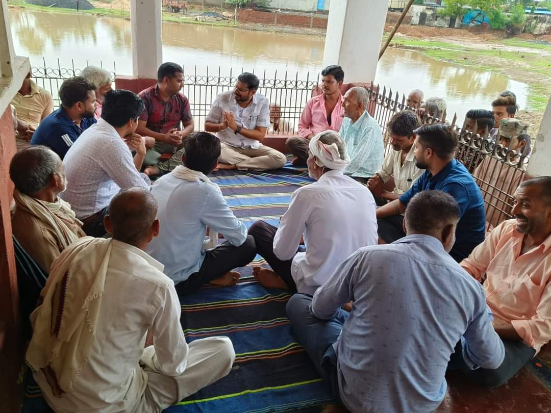 आज मेरी मौजूदगी में बरतरी के बबलू विश्वकर्मा जी के साथ अन्य भाजपा कार्यकर्ताओं ने भाजपा का दामन छोड़, कांग्रेस का दामन थामा एवं आगामी होने वाले चुनाव में कांग्रेस पार्टी को मजबूत करने का प्रण लिया ।