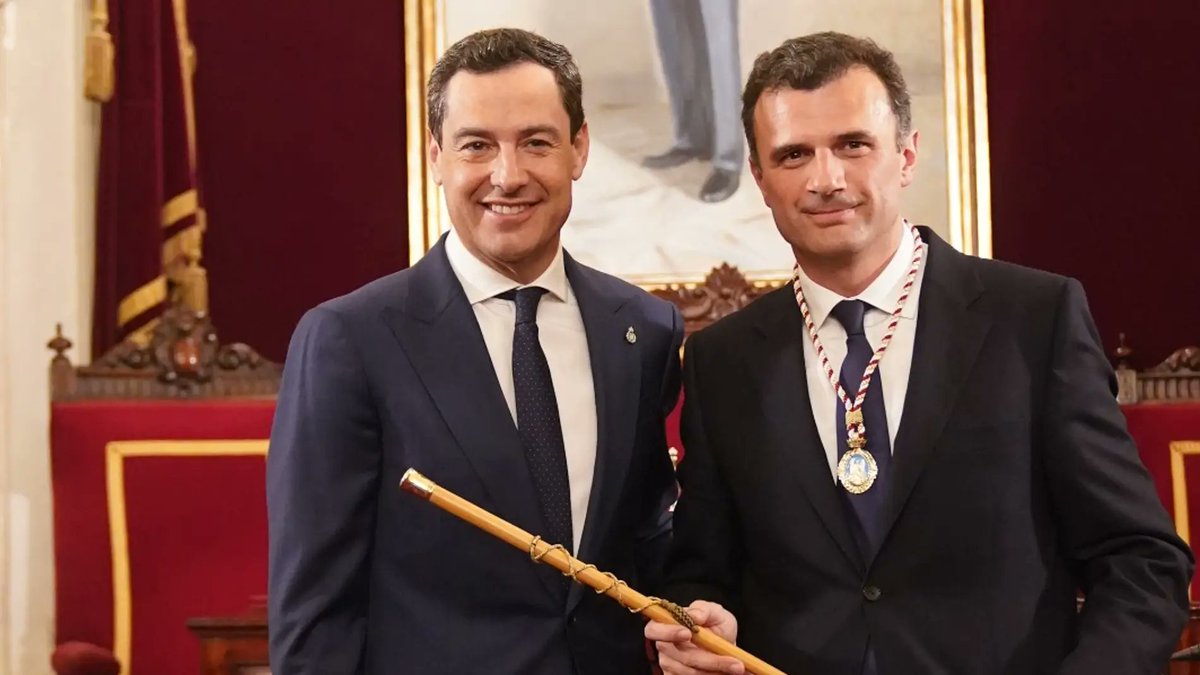 FonsiLoaiza's tweet photo. Bruno García del PP trabajó para la Caixa. Lleva 16 años viviendo de la política. Su primera medida como alcalde de Cádiz ha sido subirse el sueldo un 77% y ganar 30.000 euros más que Kichi, que ha vuelto tras 8 años a dar clase como profesor de un instituto público. https://t.co/q8y60Njumi