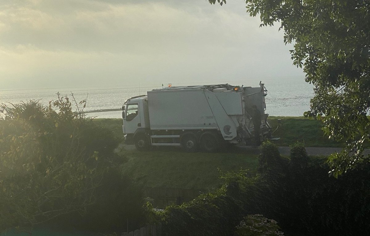 De vuilniswagen is kapot. Vrijdagmorgen komt er een monteur en we hopen dat de containers die nog niet geleegd zijn vrijdagmiddag geleegd kunnen worden.
Vriendelijk verzoek om uw container weer even van de straat te halen en vrijdag vóór 13:00 uur weer aan de weg te zetten.