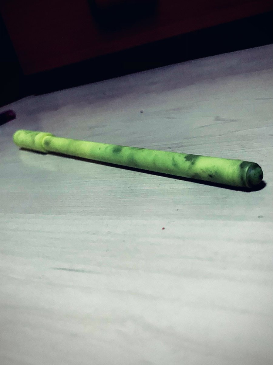 cxsvera's tweet photo. 学校で暇な時にはバナナの部分を持ってペンを長い時間振り回していたら中のインクが下から出てしまい結果ペンが2日間で死亡｡ https://t.co/MmtgTSsBYf