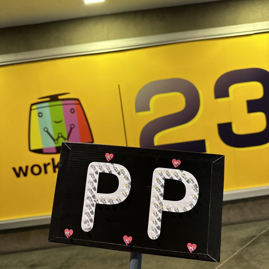 แฟนคลับที่ได้ไปสตู I Can See Your voice
สามารถขอรับป้ายไฟเพื่อ cheer up น้องพีพี
ได้ที่จุดลงทะเบียนนะคะ 😊
#ppkritt