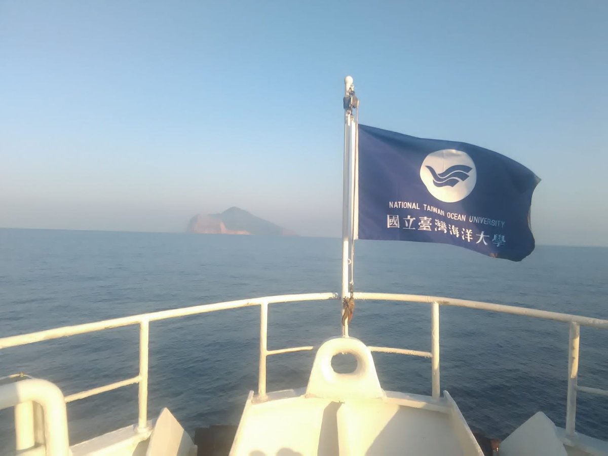 Google photo reminder: 
7 years ago, on the way to Turtle Island, Taiwan. It was fun trip, did SCUBA dive in shallow hydrothermal vents #oldpics #NTOU #Taiwan #Marinebiology