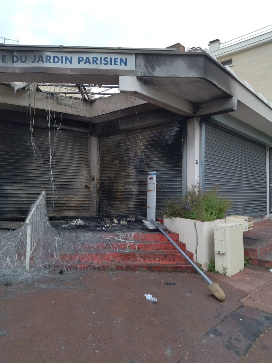 VincentJeanbrun's tweet photo. 🔴 #Emeutes à L’Haÿ-les-Roses : Violences inouïes hier dans plusieurs quartiers de notre commune.

Relais Mairie, véhicules en feu, poteaux de signalisation arrachés… La destruction des équipements communaux ne fait qu’aggraver une situation suffisamment difficile. (1/3) https://t.co/dIYeOKMpb3