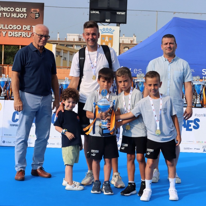 Academia_VCF's tweet photo. 🔝 Los 𝗖𝗔𝗠𝗣𝗘𝗢𝗡𝗘𝗦 reciben su trofeo

🦇  Los equipos de 𝐅𝟖 de la @Academia_VCF recibieron de la @FFCV_info su trofeo de la 22.23

#VCFBenjamín 🅰️
#VCFBenjamín 🅱️
#FVCFBenjamín 🅱️ 
#VCFPrebenjamín 🅰️ 
#VCFPrebenjamín 🅱️ 
#VCFQuerubín