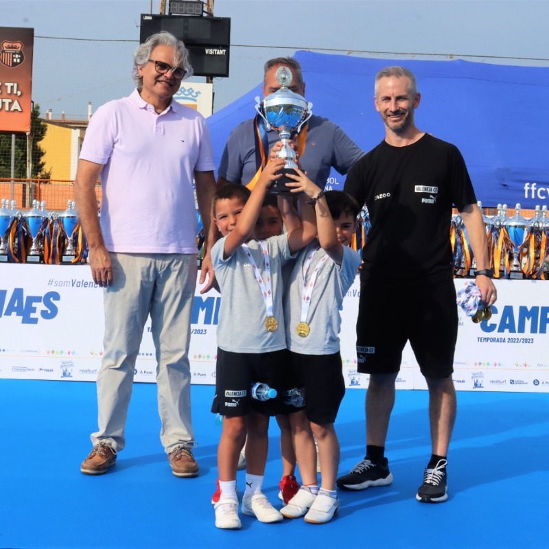 Academia_VCF's tweet photo. 🔝 Los 𝗖𝗔𝗠𝗣𝗘𝗢𝗡𝗘𝗦 reciben su trofeo

🦇  Los equipos de 𝐅𝟖 de la @Academia_VCF recibieron de la @FFCV_info su trofeo de la 22.23

#VCFBenjamín 🅰️
#VCFBenjamín 🅱️
#FVCFBenjamín 🅱️ 
#VCFPrebenjamín 🅰️ 
#VCFPrebenjamín 🅱️ 
#VCFQuerubín
