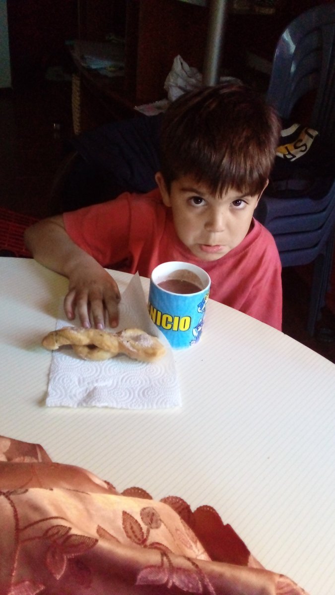 Soledad35981504's tweet photo. #alcolecontn @mati_bertolotti jueves y Benicio desayunando una rica chocolatada con crepel esperando que mañana hay fiesta en basavilbaso 136 aniversario vamos basavilbaso https://t.co/Yz2GVZj0wF