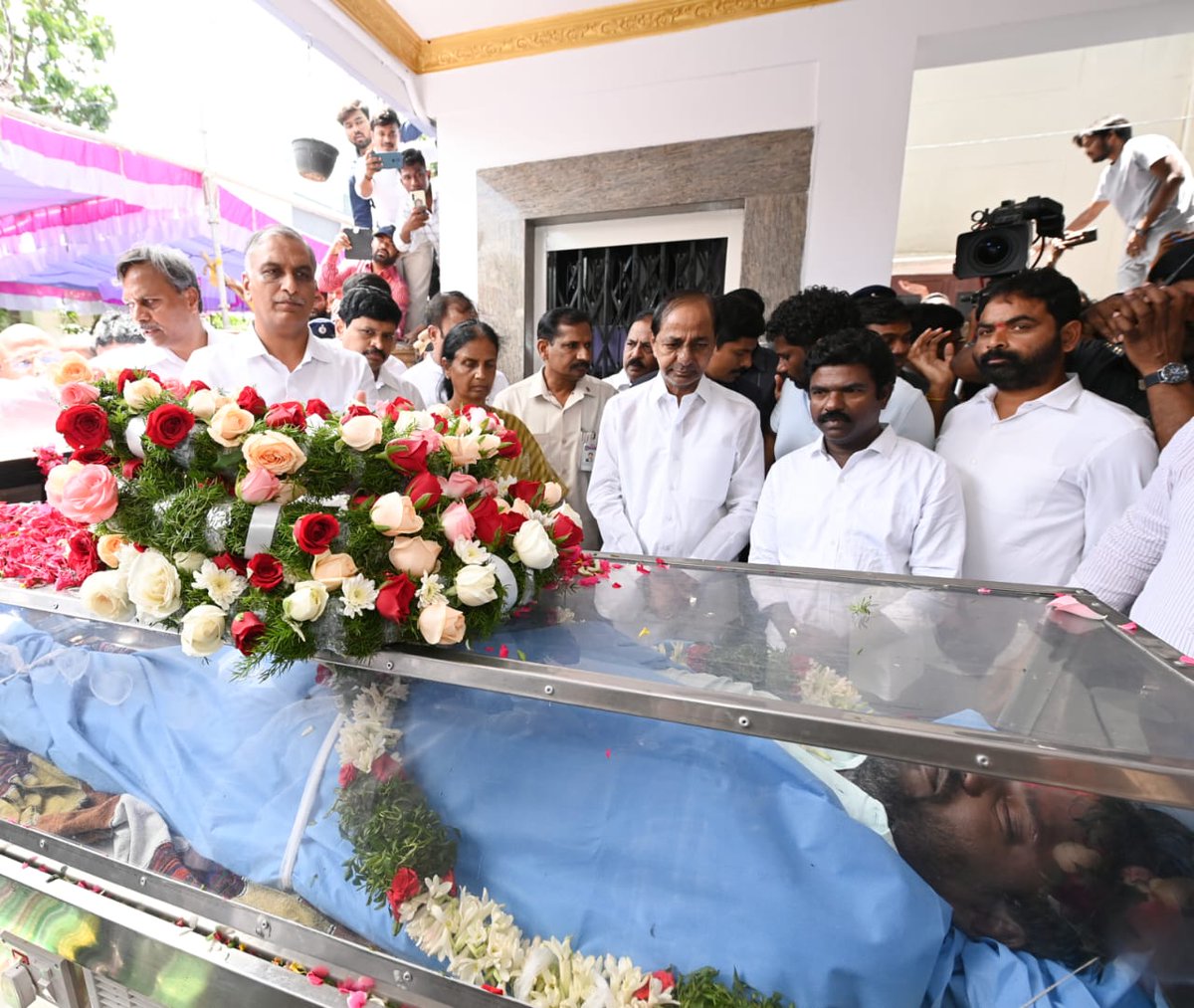 TelanganaCMO's tweet photo. అకాల మరణం చెందిన, తెలంగాణ ఉద్యమ ప్రజా గాయకుడు, రాష్ట్ర గిడ్డంగుల కార్పొరేషన్ ఛైర్మన్ శ్రీ వేద సాయిచంద్ పార్థివ దేహానికి సీఎం శ్రీ కేసీఆర్ ఘన నివాళులు అర్పించారు.

గుర్రంగూడలోని సాయిచంద్ నివాసానికి చేరుకున్న సీఎం, సాయి భౌతిక కాయానికి పుష్పాంజలి ఘటించారు. సాయిచంద్ ను చూడగానే ముఖ్యమంత్రి గారు కన్నీటి పర్యంతమయ్యారు. అనంతరం వారి కుటుంబ సభ్యుల వద్దకు చేరుకొని ఓదార్చారు. వారికి తన ప్రగాఢ సానుభూతిని వ్యక్తం చేశారు.

ఈ సందర్భంగా... "సార్ సాయిని పిలువండి. లెమనండి, మీరు పిలిస్తే లేచివస్తాడు సార్.." అంటూ హృదయ విదారకంగా రోదిస్తున్న సాయిచంద్ భార్య రజనీని ఓదార్చడం సీఎంకు కష్టంగా మారింది. దగ్గరకు వచ్చి రోధిస్తున్న సాయిచంద్ తండ్రిని సీఎం అక్కున చేర్చుకొని ఓదార్చారు. నేనున్నానంటూ భరోసా ఇచ్చారు.

ఈ సందర్భంగా మంత్రులు శ్రీ @BRSHarish, శ్రీ @MahmoodAliBRS, శ్రీమతి @SabithaIndraTRS, ఎంపీ శ్రీ @SantoshKumarBRS, స్థానిక ఎమ్మెల్యే శ్రీ మంచిరెడ్డి కిషన్ రెడ్డి, ఎమ్మెల్సీలు శ్రీ గోరేటి వెంకన్న, శ్రీ @PRR_BRS, శ్రీ మధుసూదనాచారి తదితర ప్రజాప్రతినిధులు పార్టీ నేతలు సీఎం గారి వెంట వచ్చి నివాళులర్పించారు.