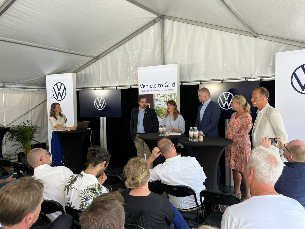 Då var vi klara med vårt seminarium om V2G i #almedalen2023 och vi tackar panelisterna Catharina Elmsäter-Svärd <a href="/byggforetagen/">Byggföretagen</a> Daniel Månsson <a href="/KTHuniversity/">KTH Royal Institute of Technology</a> ,Kristofer Fröjd <a href="/EllevioAB/">Ellevio</a> , Madeleine van der Veer <a href="/Sv_Solenergi/">Svensk Solenergi</a> Klas Boman brf Stenberg och <a href="/StenForsberg/">Sten Forsberg</a> VW #elbil