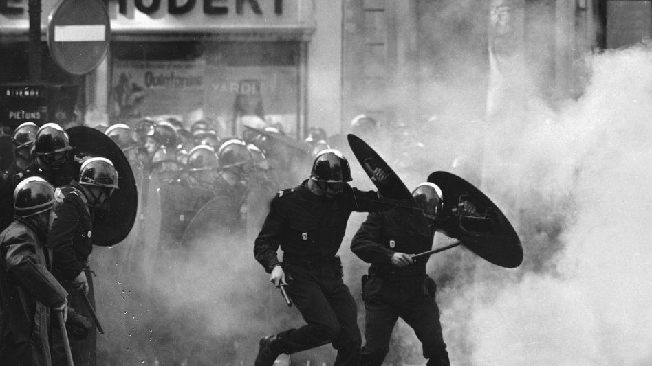 Was gerade in #Frankreich passiert, ist die Antwort auf Mord, Unterdrückung und Ungerechtigkeit eines neoliberal-faschistischen Systems.
Der Wunsch nach Gerechtigkeit lässt sich nicht unterdrücken. Staatliche Repression ist Benzin für die Revolte. 

Pour la révolte