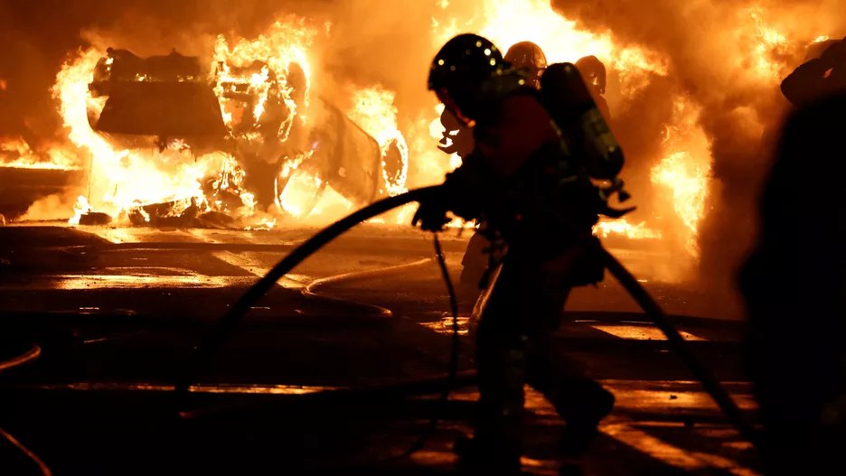 Lors des #emeutes de 2005, j'avais adjuré nos gouvernants d'envoyer l'armée chercher les kalachnikov dans les caves des banlieues. On m'a ri au nez. Aujourd'hui, nous sommes en pré-guerre civile et nous avons un Président pétochard qui a lâché sa police.