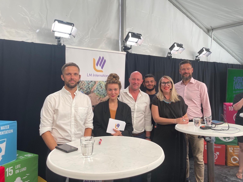 🔴LIVE: på <a href="/Sida/">Sida</a> scen <a href="/sverigeivarlden/">Sverige i Världen</a> 

Vilken roll spelar grönt &amp; socialt entreprenörskap  i att lösa de 🌍utmaningarna inom 🇸🇪bistånd? Vad kan privat sektor bidra med &amp; hur bör samverkan med civilsamhället se ut?
med @reachforchange_ 
 
📺youtube.com/watch?v=2V5YQo…