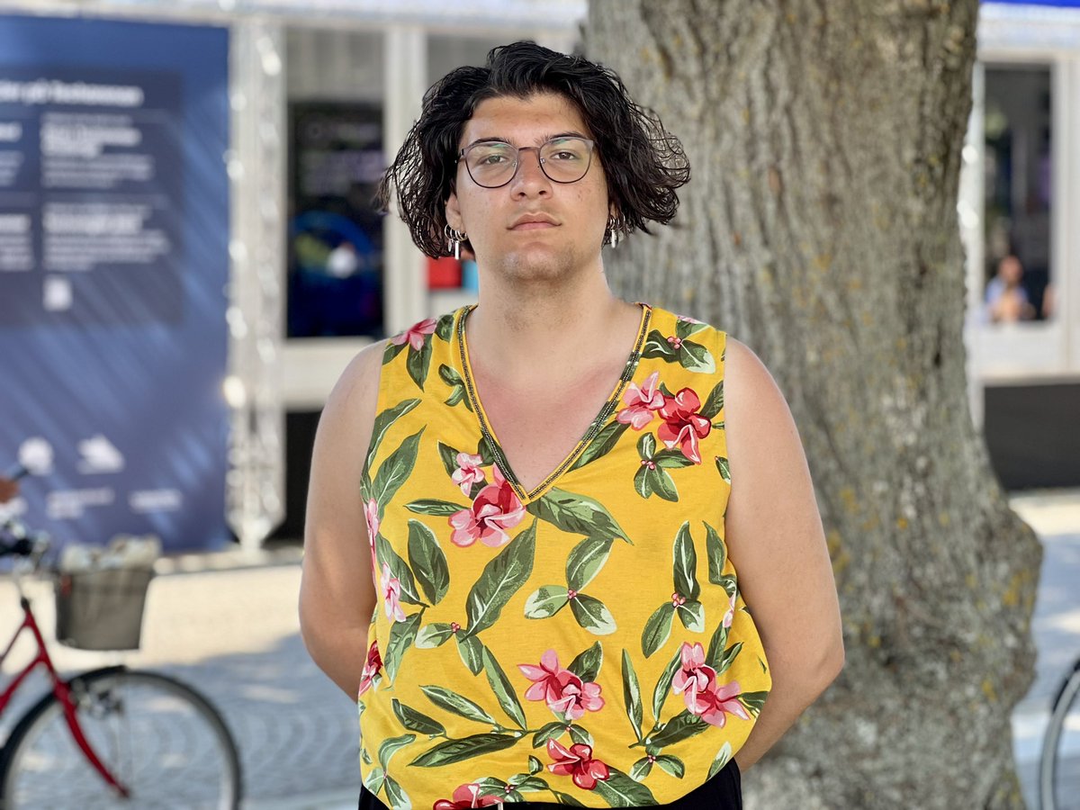 ”Det är otroligt normaliserat med kränkningar och trakasserier mot hbtqi-personer i skolan”, säger Elias Fjellander från <a href="/rfslungdom/">RFSL Ungdom</a> på DO:s seminarium om diskriminering i skolan. 

#Almedalen #almedalen2023 <a href="/fjellander_/">Elias Fjellander🏳️‍🌈</a>