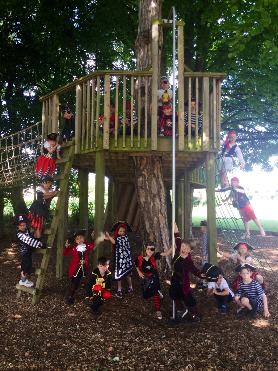 MonktonYear1's tweet photo. A mighty crew of pirates have invaded @MonktonPrep this morning! #MonktonYear1 🏴‍☠️🧭⚓️ https://t.co/gGYR6HmznV