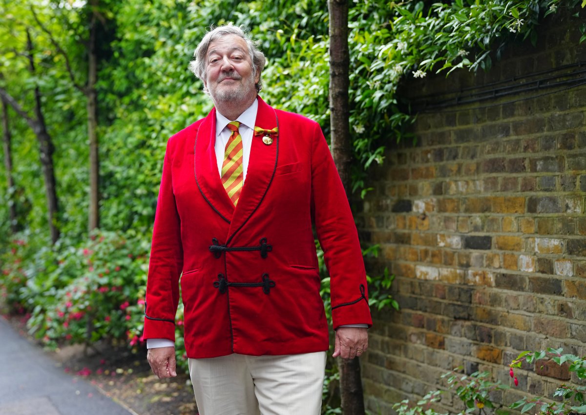 MCC President Stephen Fry with his wonderful red jacket in support of @RuthStraussFdn.

#Ashes | #RedForRuth