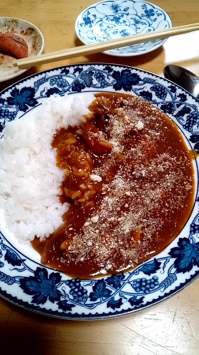 晩御飯、カレーライス🍛ふりかけてるのは粉チーズでぇーす！美味かった🤤