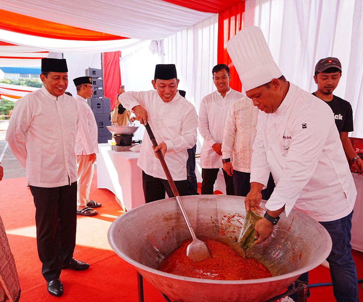 Saya melakukan penyerahan secara simbolis 9.300 ekor hewan serta pendistribusian 10 ton daging rendang olahan kepada masyarakat yang membutuhkan, semoga semangat hari raya Idul Adha dapat menguatkan persatuan dan kesatuan bangsa.

#iduladha1444h