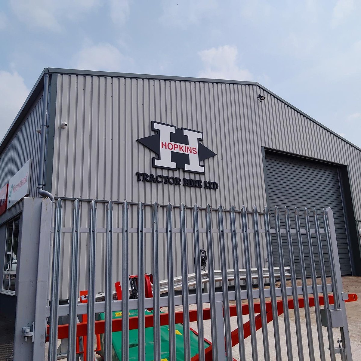 Dragon_Signs's tweet photo. External fit for @hopkinsmachines new premises in Gloucester🙌
Our install included a new face illuminated logo and a built up aluminium logo with stainless steel powder coated letters! 

#signage #externalsignage #newopening #gloucester https://t.co/Lz38MwVIQd