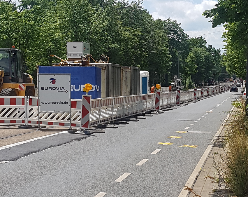 PoGeSachsen's tweet photo. Baustelle auf der Lennéstraße, #Dresden:
Überholen von Radfahrern mit #Mindestabstand von 1,5 m funktioniert hier nicht. Das interessiert aber kaum eine*n Autofahrer*in. Spezialist*innen halten bei voller Geschwindigkeit nicht mal 0,5 m Abstand ein. @Stadt_Dresden @PolizeiSachsen https://t.co/oHUPz2X5DP