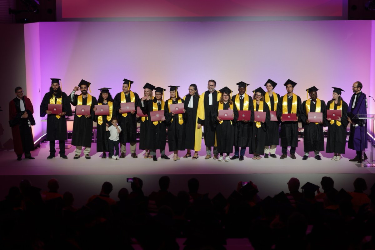 univ_paris_cite's tweet photo. #IlluminonsLeMondeDeDemain | Félicitations à nos docteures et docteurs diplômés de la promotion 2022 ! 👏🎓 Nous leur souhaitons le meilleur pour la suite ! 
Retour en images sur leur cérémonie de remise de diplômes. #JeudiPhoto #Alumni https://t.co/PQeXXuAtal