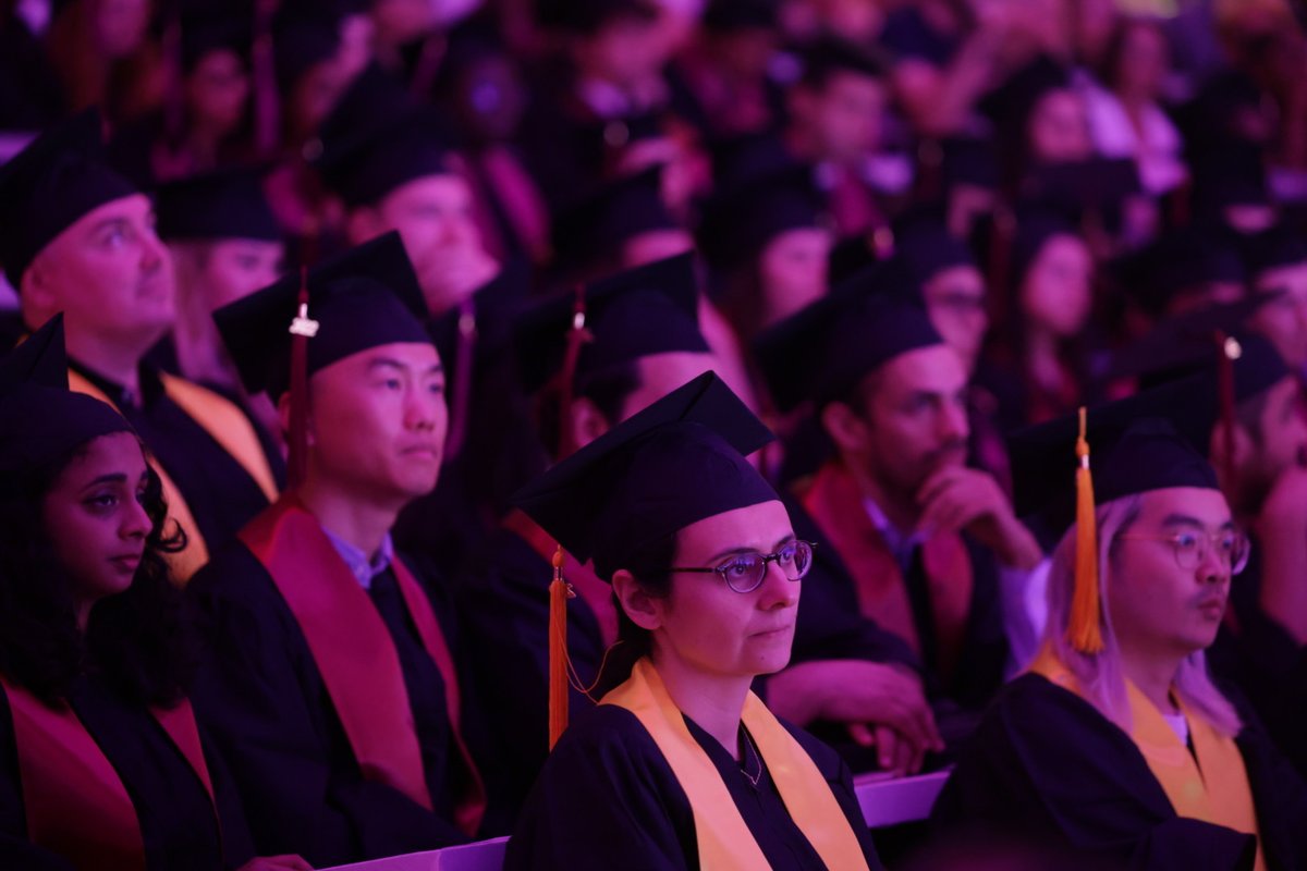 univ_paris_cite's tweet photo. #IlluminonsLeMondeDeDemain | Félicitations à nos docteures et docteurs diplômés de la promotion 2022 ! 👏🎓 Nous leur souhaitons le meilleur pour la suite ! 
Retour en images sur leur cérémonie de remise de diplômes. #JeudiPhoto #Alumni https://t.co/PQeXXuAtal