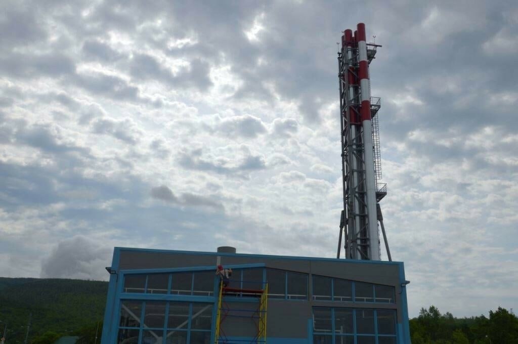 В Южно-Сахалинске завершен основной этап строительства новой газовой модульной котельной. Идут работы по возведению внутриплощадочных сетей и благоустройству территории. Практически завершено подключение к городской теплосети. Вскоре начнутся пусконаладочные работы