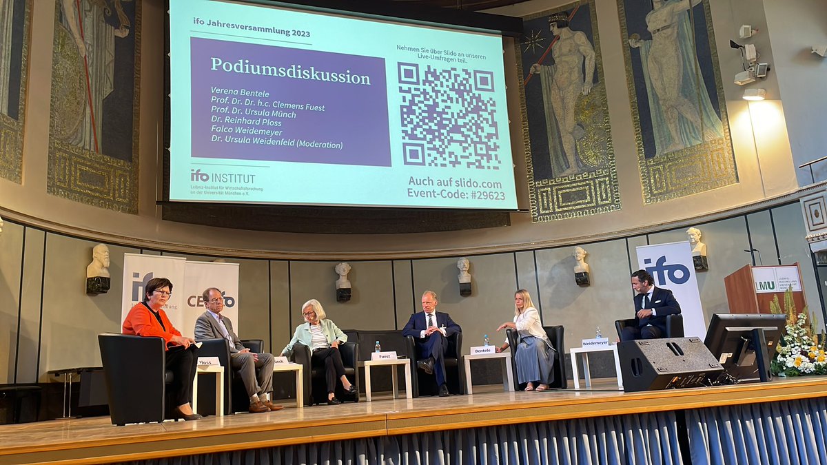 CSGeissler's tweet photo. @ifo_Institut @VerenaBentele @MuenchUrsula @FuestClemens Startposition der deutschen Wirtschaft vor den anstehenden Transformationen? Die Mehrheit des Publikums in der LMU sagt, wir starten zumindest aus einer stabilen Position aus der Krise. https://t.co/PjHKjd3Jnx