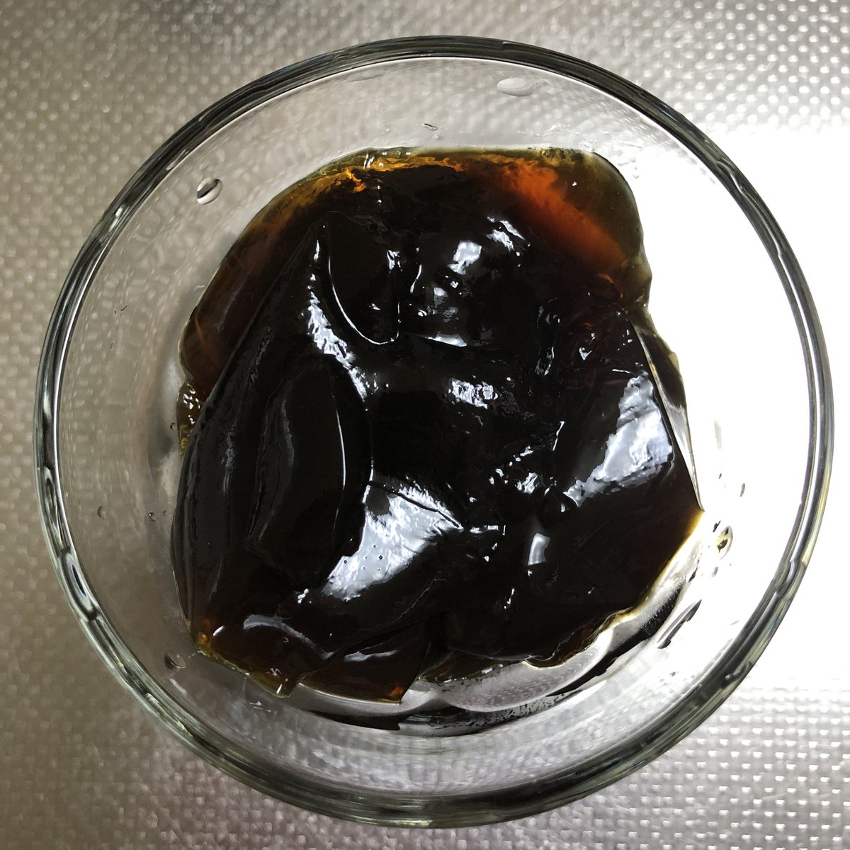 voiceofcoffee's tweet photo. リキッドコーヒーで作る簡単コーヒーゼリー。上から生クリーム又はコンデンスミルク、又は両方、お好みでオレンジマーマレードを乗せると更にデザート感が増します。

参考レシピ（3〜4人分）
リキッドコーヒー・400cc
グラニュー糖・・・・15g
板ゼラチン・・・・・  6g https://t.co/uxeDtJuWwV
