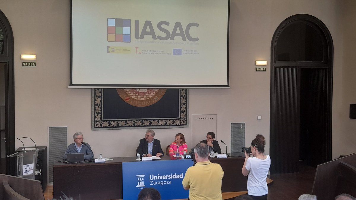 m_horno's tweet photo. Ya estamos aquí, escuchando a #PacoSerón que presenta  el proyecto #IASAC (Inteligencia Artificial y Sistemas Autónomos Cognitivos). https://t.co/f6Toi8Vf46